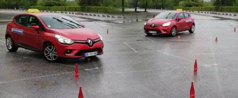 Entraînement sur la grande place de Divonne-les-Bains avec les cônes